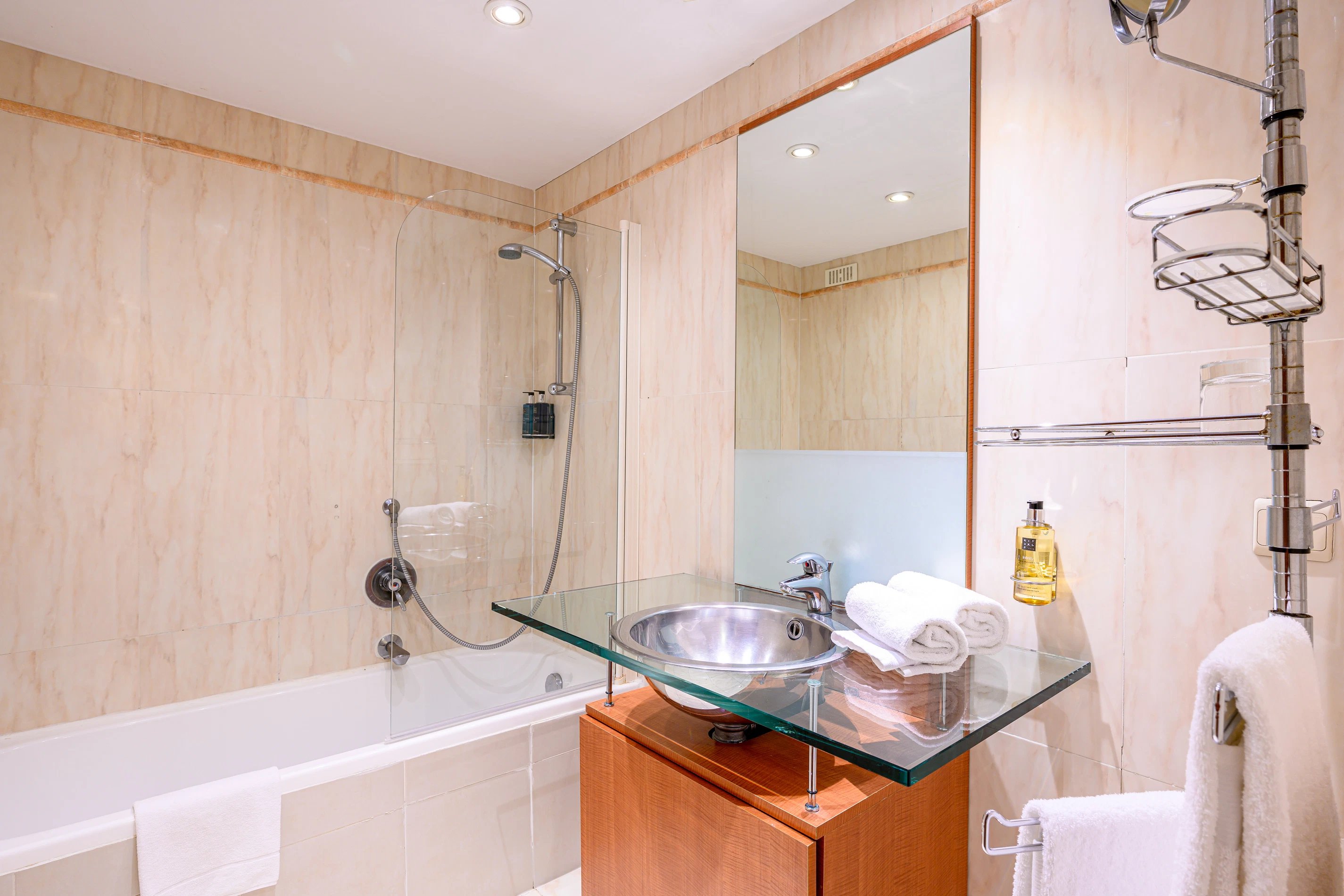 B-aparthotel Montgomery, B-aparthotel Montgomery- Duplex Bathroom